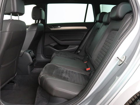 Volkswagen Passat 1.4 TSI R Line | 1e eigenaar | Trekhaak | Stoelverwarming | Carplay | Leder/Alcantara | Navigatie | Full LED | Adaptive cruise | Parkeerhulp | Climate control