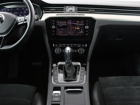 Volkswagen Passat 1.4 TSI R Line | 1e eigenaar | Trekhaak | Stoelverwarming | Carplay | Leder/Alcantara | Navigatie | Full LED | Adaptive cruise | Parkeerhulp | Climate control