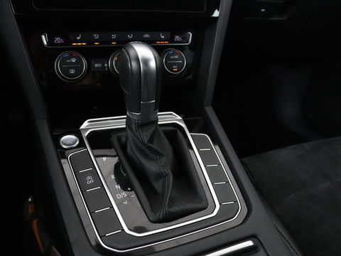 Volkswagen Passat 1.4 TSI R Line | 1e eigenaar | Trekhaak | Stoelverwarming | Carplay | Leder/Alcantara | Navigatie | Full LED | Adaptive cruise | Parkeerhulp | Climate control