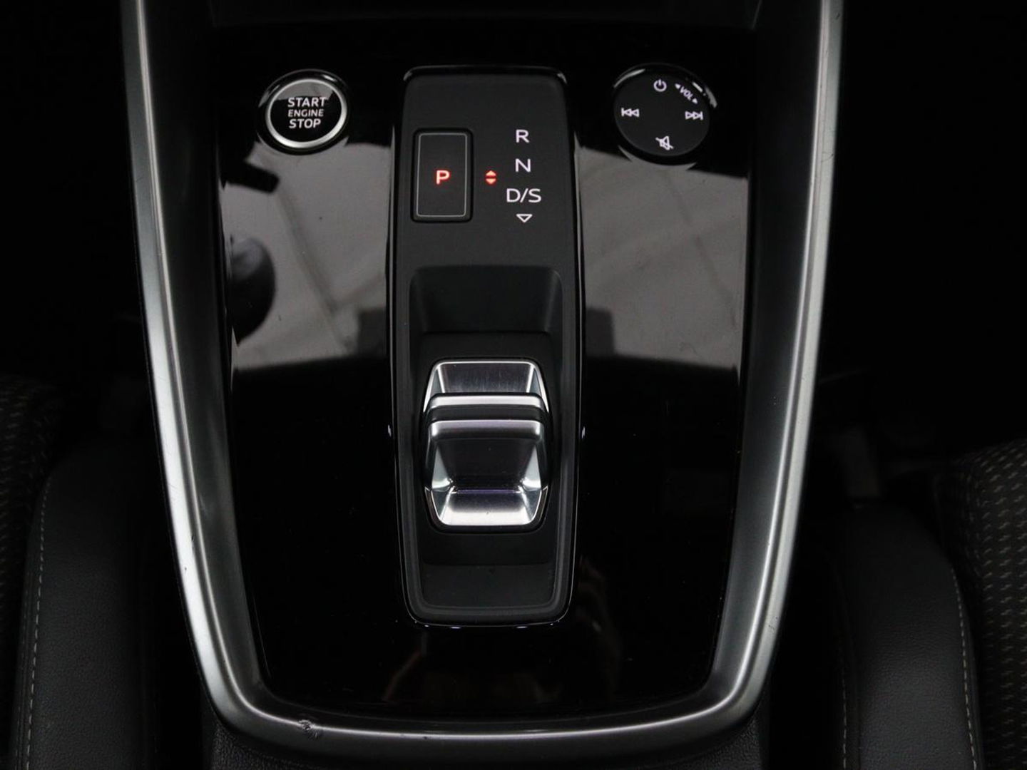 Audi A3 30 TFSI S edition | Carplay | Trekhaak | Sportstoelen | Navigatie | Virtual Cockpit | Half leder | Full LED | Climate control | Cruise control | Getint glas