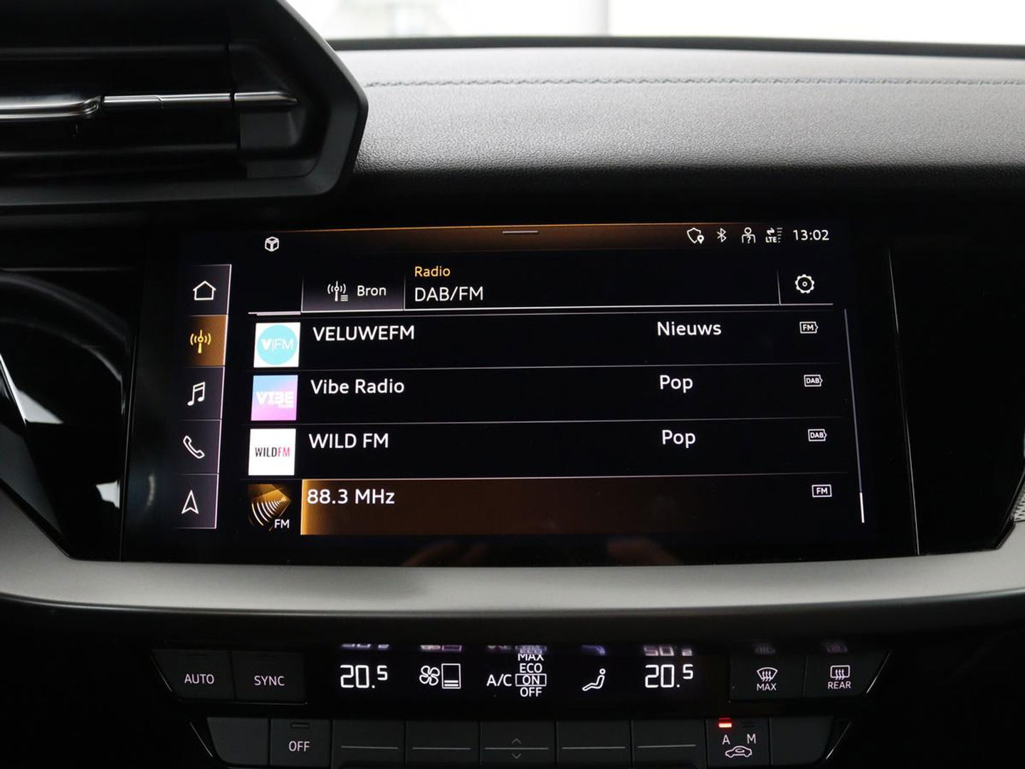 Audi A3 30 TFSI S edition | Carplay | Trekhaak | Sportstoelen | Navigatie | Virtual Cockpit | Half leder | Full LED | Climate control | Cruise control | Getint glas