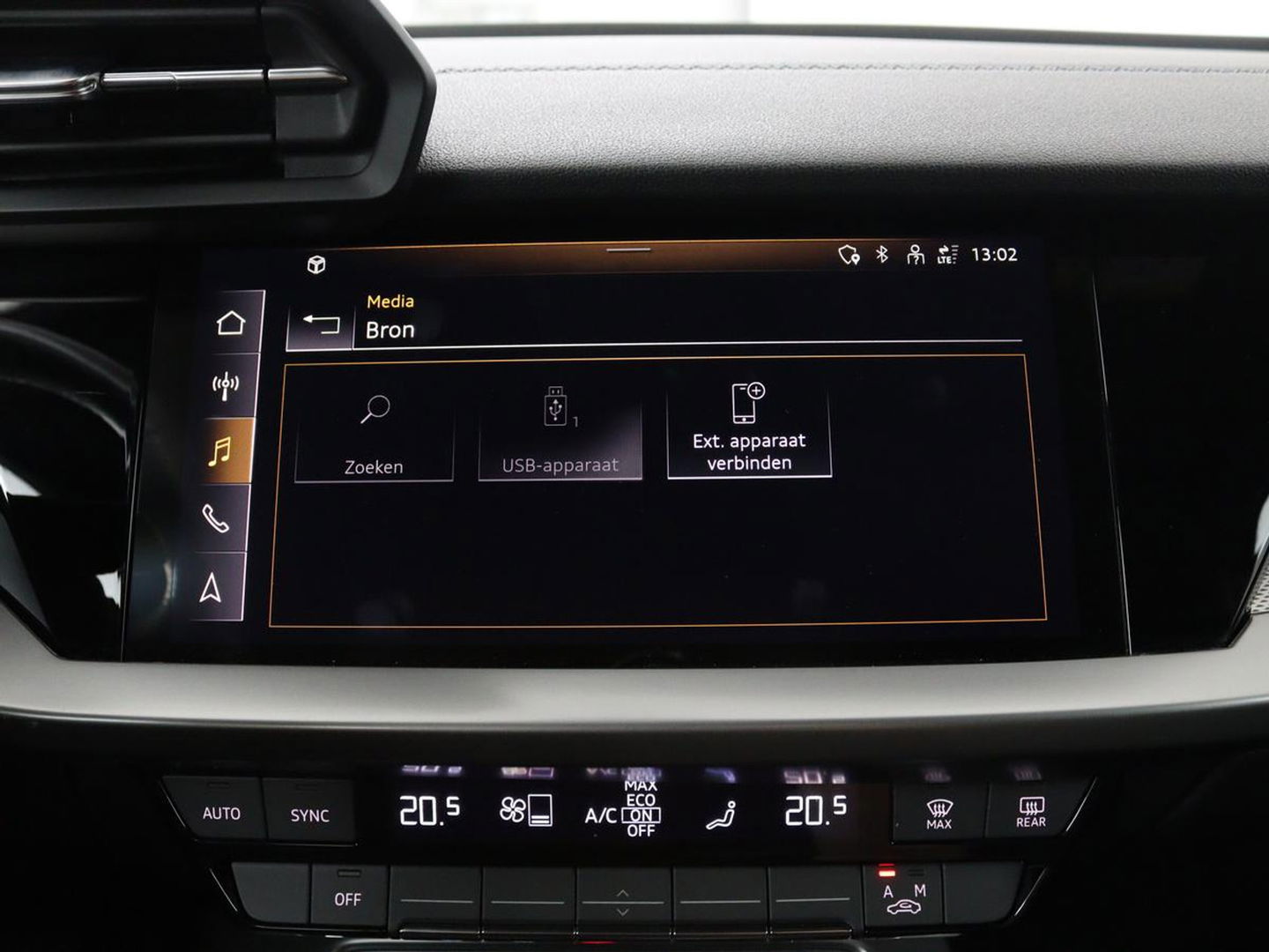 Audi A3 30 TFSI S edition | Carplay | Trekhaak | Sportstoelen | Navigatie | Virtual Cockpit | Half leder | Full LED | Climate control | Cruise control | Getint glas