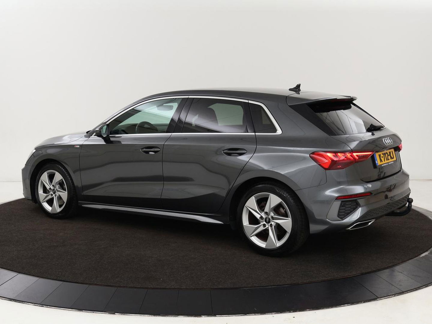 Audi A3 30 TFSI S edition | Carplay | Trekhaak | Sportstoelen | Navigatie | Virtual Cockpit | Half leder | Full LED | Climate control | Cruise control | Getint glas