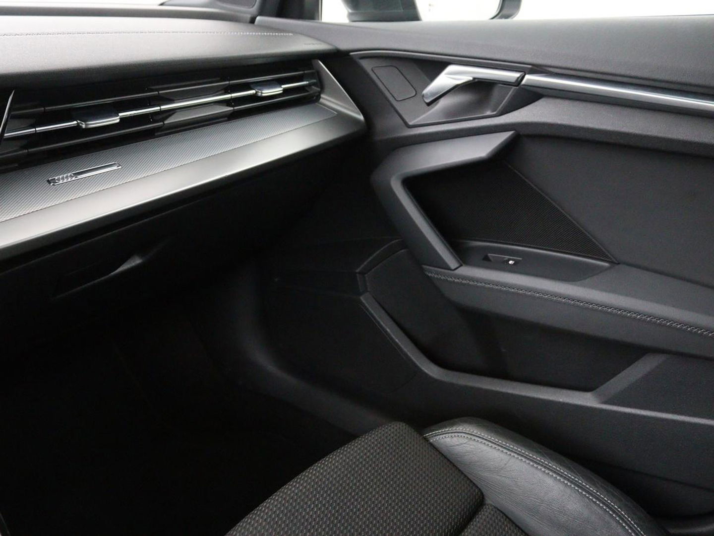 Audi A3 30 TFSI S edition | Carplay | Trekhaak | Sportstoelen | Navigatie | Virtual Cockpit | Half leder | Full LED | Climate control | Cruise control | Getint glas