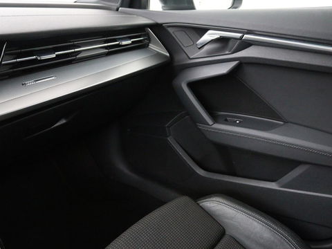 Audi A3 30 TFSI S edition | Carplay | Trekhaak | Sportstoelen | Navigatie | Virtual Cockpit | Half leder | Full LED | Climate control | Cruise control | Getint glas