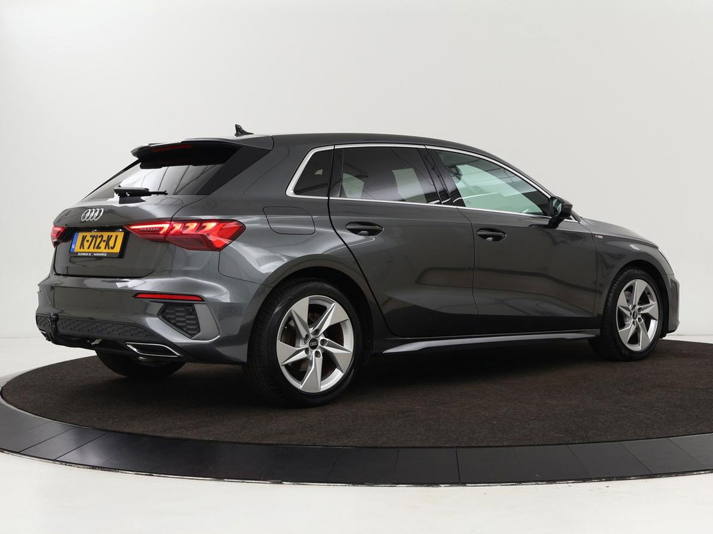 Audi A3 30 TFSI S edition | Carplay | Trekhaak | Sportstoelen | Navigatie | Virtual Cockpit | Half leder | Full LED | Climate control | Cruise control | Getint glas