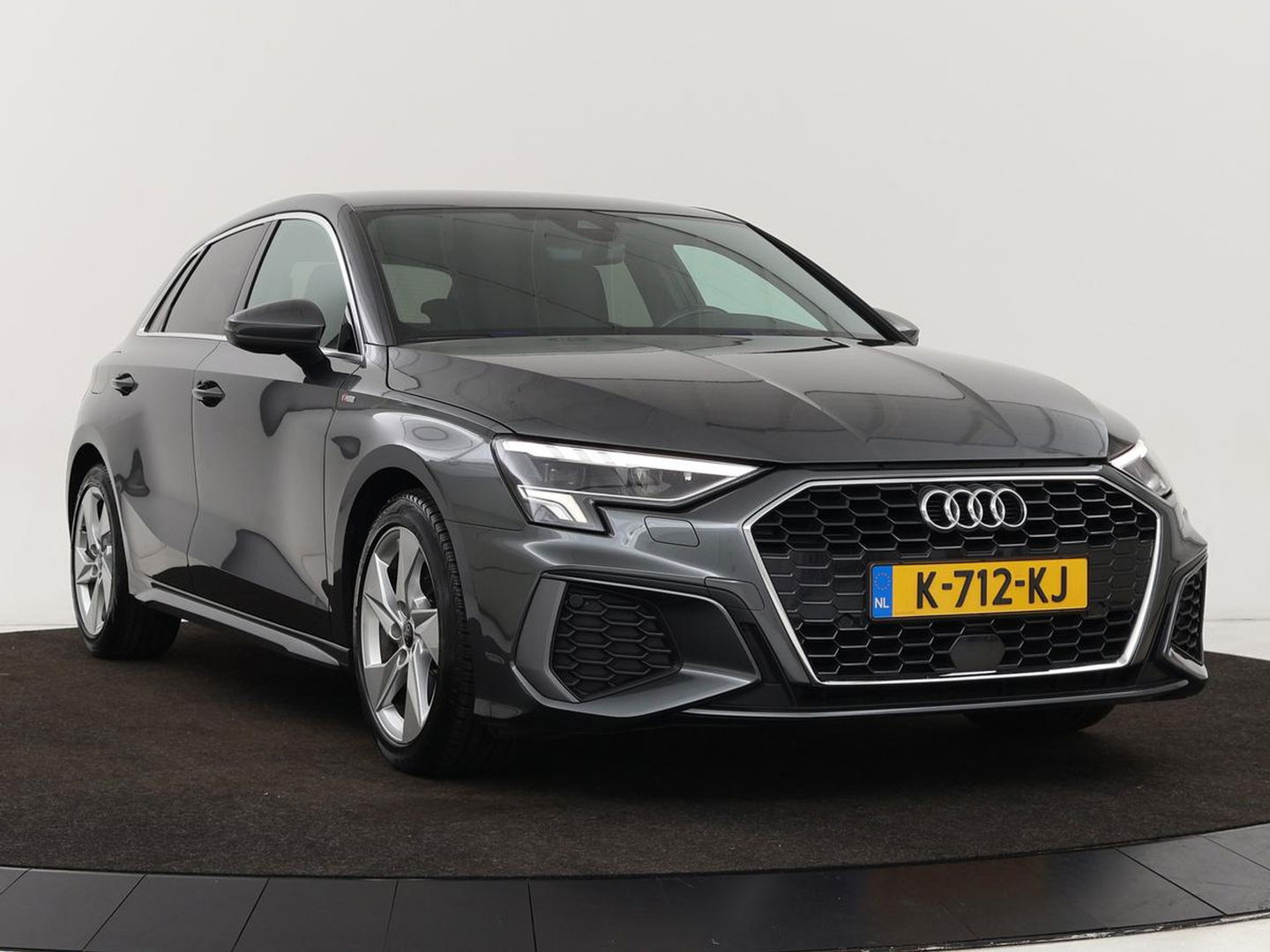 Audi A3 30 TFSI S edition | Carplay | Trekhaak | Sportstoelen | Navigatie | Virtual Cockpit | Half leder | Full LED | Climate control | Cruise control | Getint glas