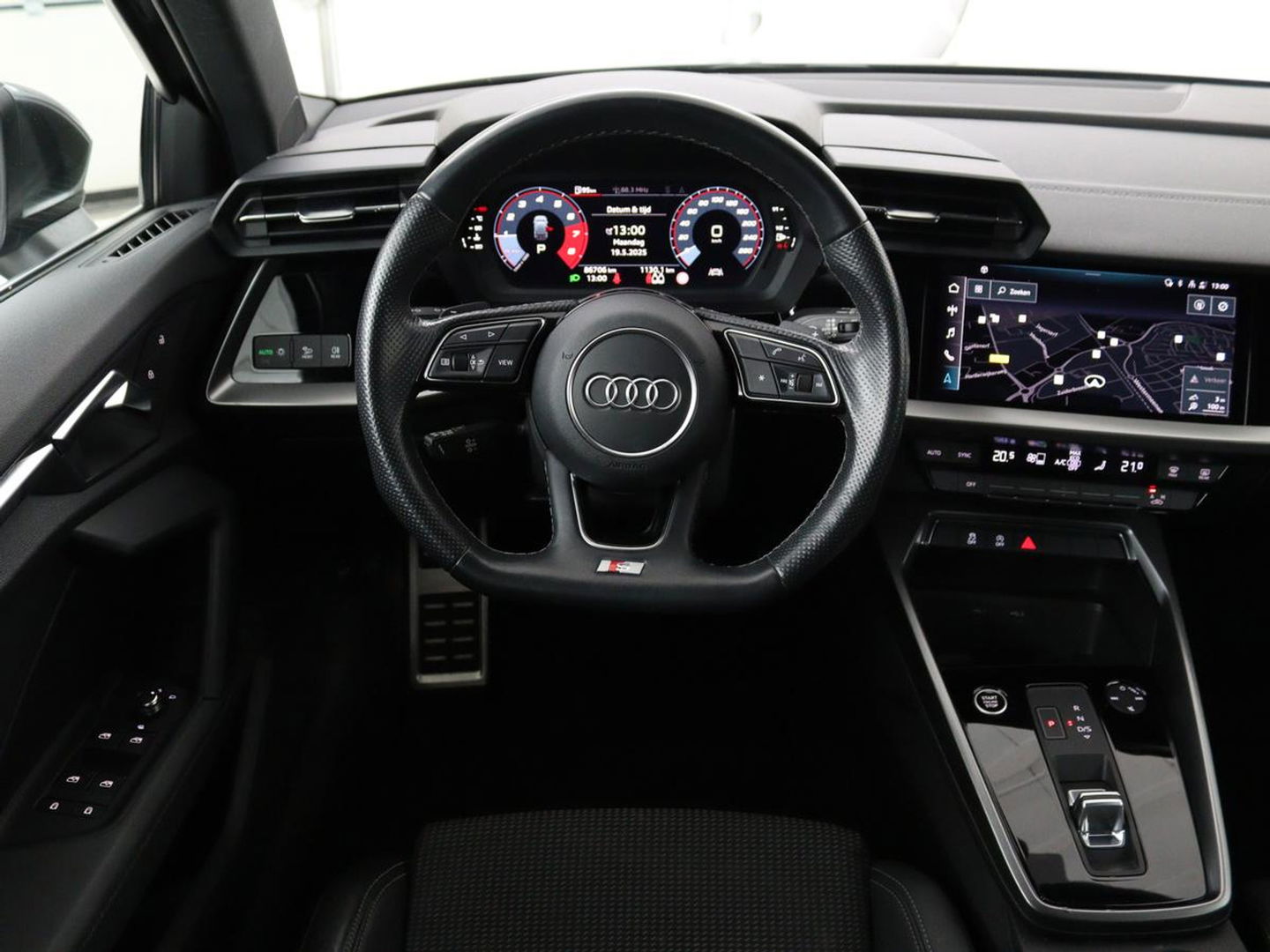 Audi A3 30 TFSI S edition | Carplay | Trekhaak | Sportstoelen | Navigatie | Virtual Cockpit | Half leder | Full LED | Climate control | Cruise control | Getint glas