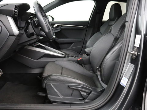 Audi A3 30 TFSI S edition | Carplay | Trekhaak | Sportstoelen | Navigatie | Virtual Cockpit | Half leder | Full LED | Climate control | Cruise control | Getint glas