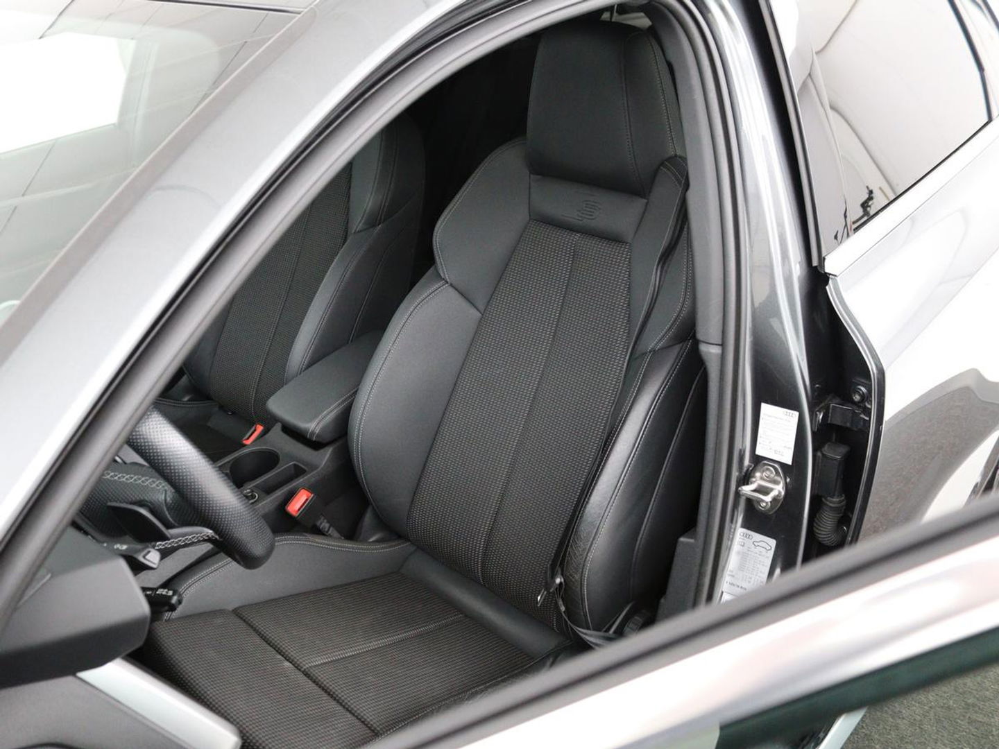 Audi A3 30 TFSI S edition | Carplay | Trekhaak | Sportstoelen | Navigatie | Virtual Cockpit | Half leder | Full LED | Climate control | Cruise control | Getint glas