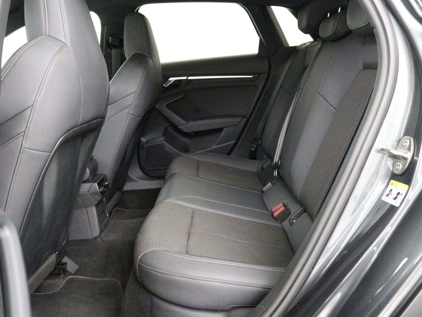 Audi A3 30 TFSI S edition | Carplay | Trekhaak | Sportstoelen | Navigatie | Virtual Cockpit | Half leder | Full LED | Climate control | Cruise control | Getint glas