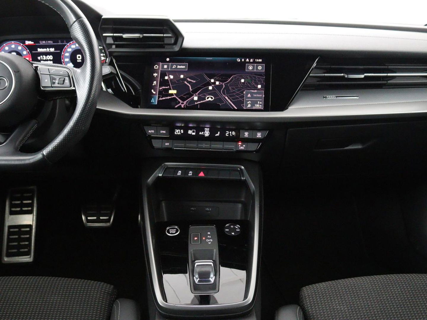Audi A3 30 TFSI S edition | Carplay | Trekhaak | Sportstoelen | Navigatie | Virtual Cockpit | Half leder | Full LED | Climate control | Cruise control | Getint glas