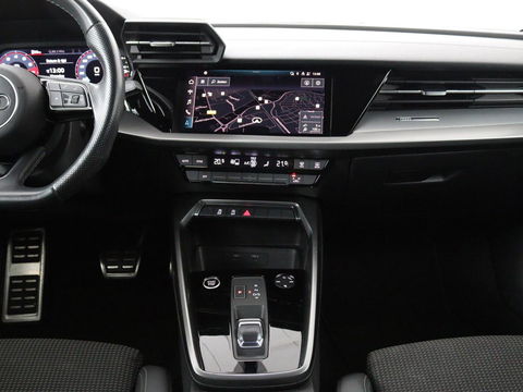 Audi A3 30 TFSI S edition | Carplay | Trekhaak | Sportstoelen | Navigatie | Virtual Cockpit | Half leder | Full LED | Climate control | Cruise control | Getint glas