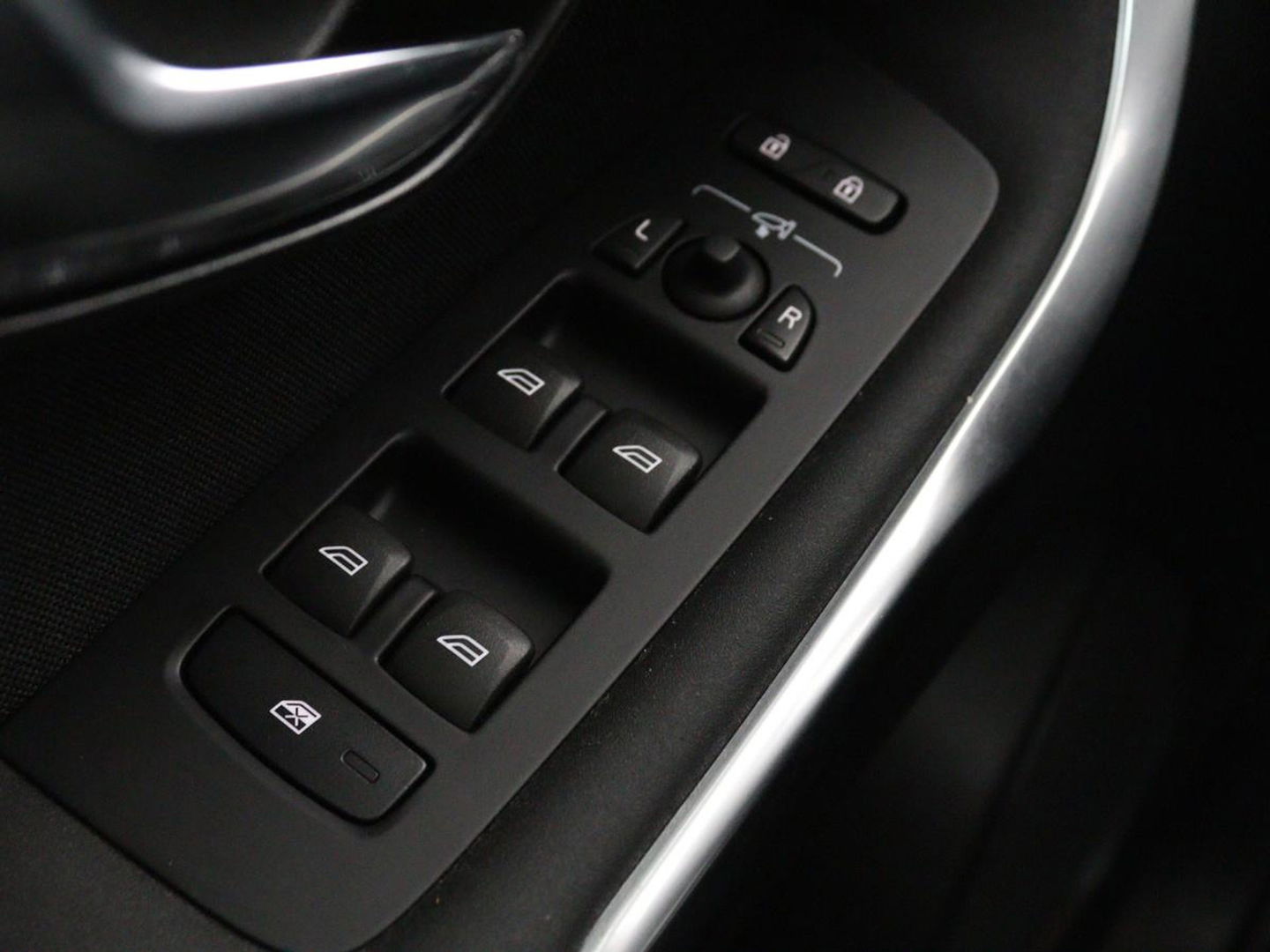 Volvo V40 2.0 D2 Momentum | Automaat | Full LED | Harman/Kardon | Trekhaak | Navigatie | Climate control | Cruise control | Parkeerhulp