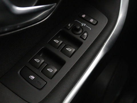 Volvo V40 2.0 D2 Momentum | Automaat | Full LED | Harman/Kardon | Trekhaak | Navigatie | Climate control | Cruise control | Parkeerhulp