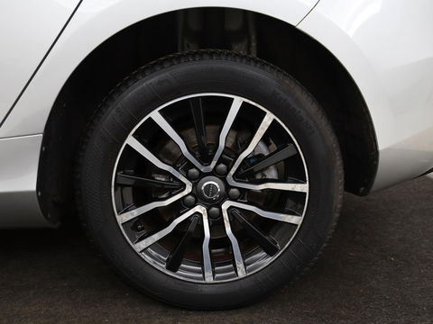 Volvo V40 2.0 D2 Momentum | Automaat | Full LED | Harman/Kardon | Trekhaak | Navigatie | Climate control | Cruise control | Parkeerhulp