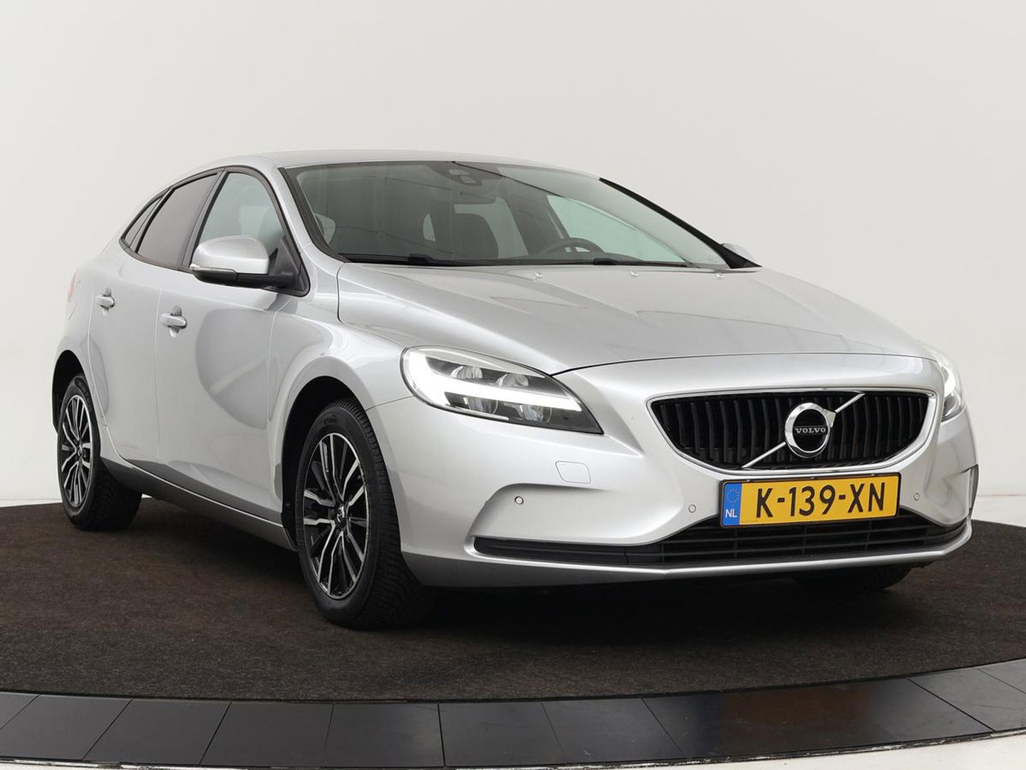 Volvo V40 2.0 D2 Momentum | Automaat | Full LED | Harman/Kardon | Trekhaak | Navigatie | Climate control | Cruise control | Parkeerhulp