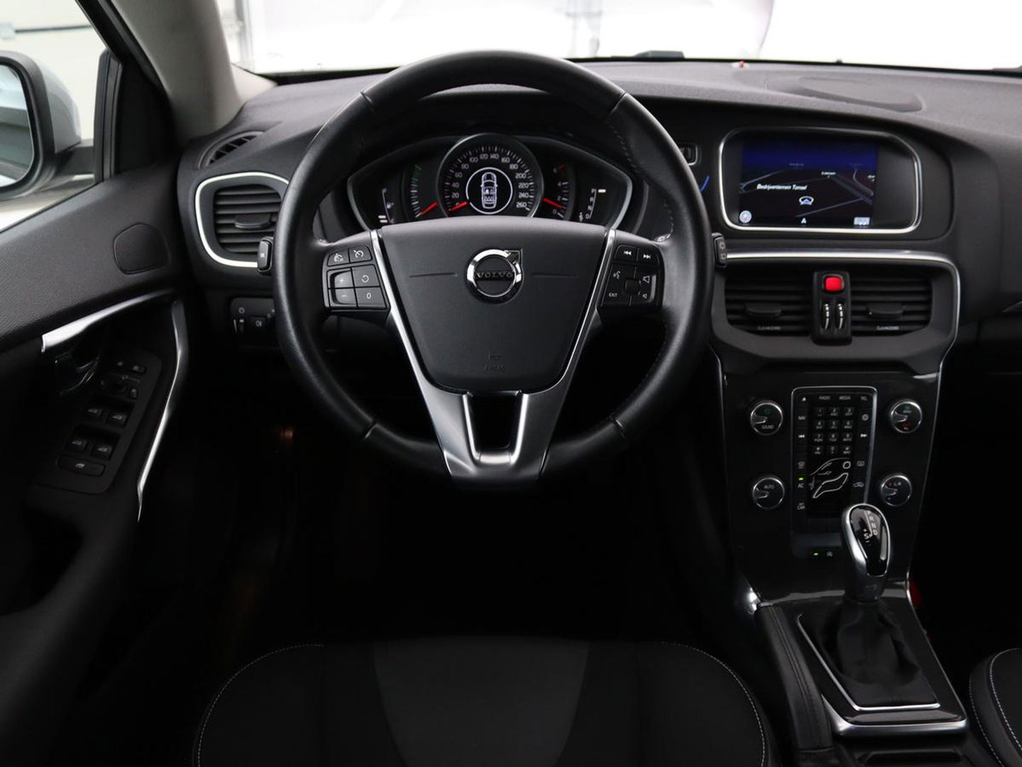 Volvo V40 2.0 D2 Momentum | Automaat | Full LED | Harman/Kardon | Trekhaak | Navigatie | Climate control | Cruise control | Parkeerhulp