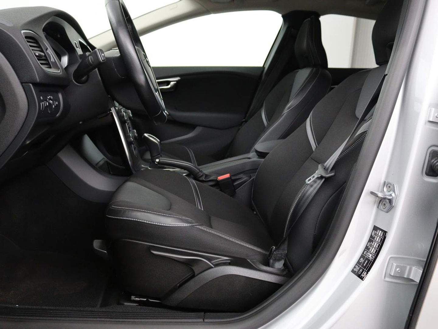 Volvo V40 2.0 D2 Momentum | Automaat | Full LED | Harman/Kardon | Trekhaak | Navigatie | Climate control | Cruise control | Parkeerhulp