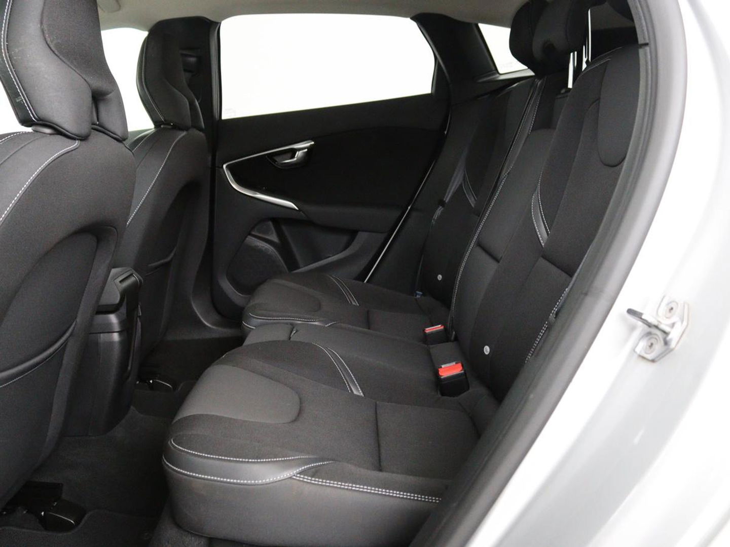 Volvo V40 2.0 D2 Momentum | Automaat | Full LED | Harman/Kardon | Trekhaak | Navigatie | Climate control | Cruise control | Parkeerhulp