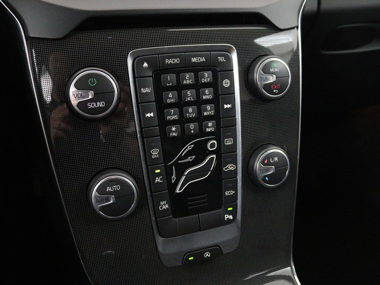 Volvo V40 2.0 D2 Momentum | Automaat | Full LED | Harman/Kardon | Trekhaak | Navigatie | Climate control | Cruise control | Parkeerhulp