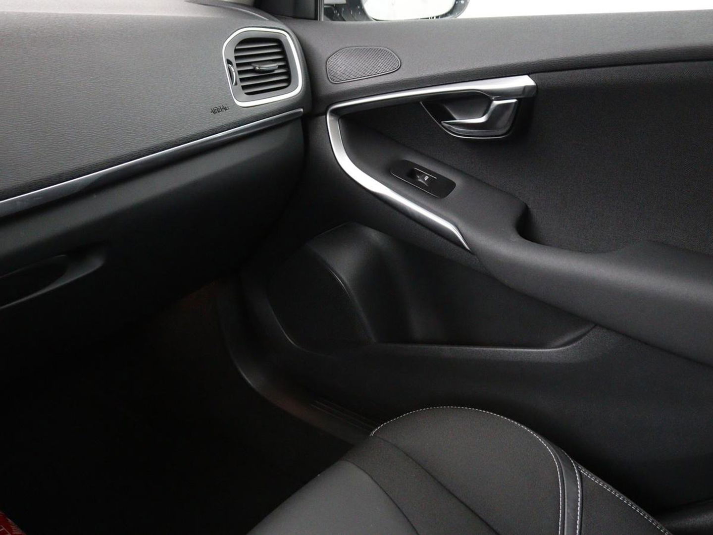 Volvo V40 2.0 D2 Momentum | Automaat | Full LED | Harman/Kardon | Trekhaak | Navigatie | Climate control | Cruise control | Parkeerhulp
