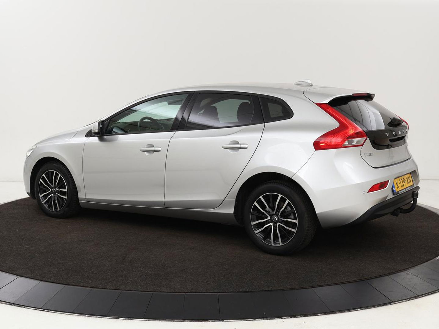 Volvo V40 2.0 D2 Momentum | Automaat | Full LED | Harman/Kardon | Trekhaak | Navigatie | Climate control | Cruise control | Parkeerhulp