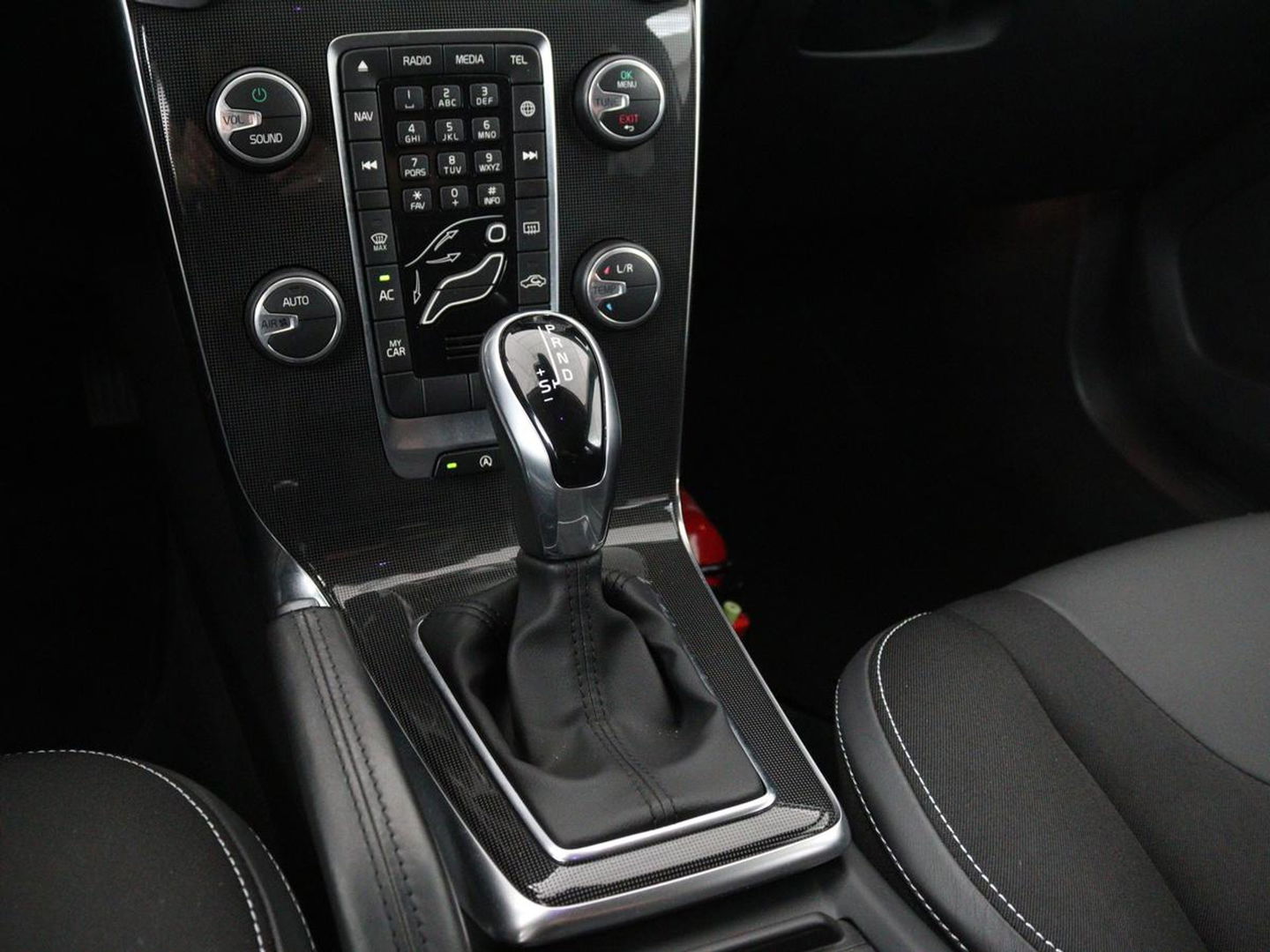 Volvo V40 2.0 D2 Momentum | Automaat | Full LED | Harman/Kardon | Trekhaak | Navigatie | Climate control | Cruise control | Parkeerhulp