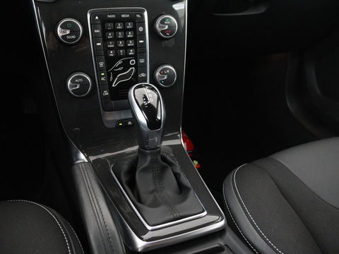 Volvo V40 2.0 D2 Momentum | Automaat | Full LED | Harman/Kardon | Trekhaak | Navigatie | Climate control | Cruise control | Parkeerhulp