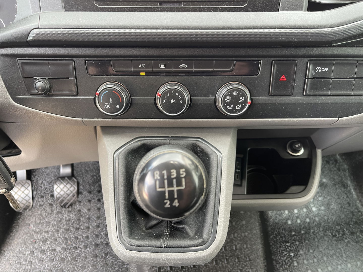 Volkswagen Transporter 2.0 TDI L1H1 26 Economy Business / vaste prijs rijklaar € 20.950 ex btw / euro 6 diesel / bpm vrij / airco / cruise control / achteruit rijcamera / trekhaak / pdc achter