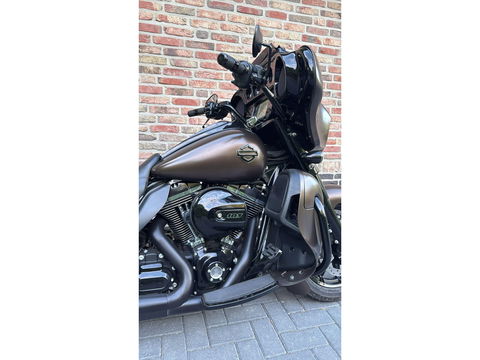 Harley Davidson 103 FLHX Streetglide Street Glide CVO mat bruin blackout