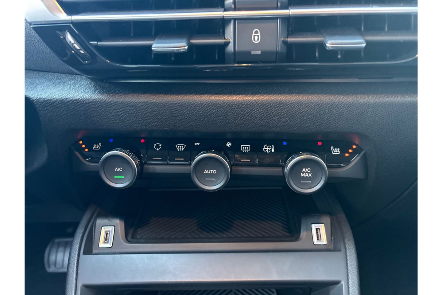 Citroën C4 1.2 PURETECH PLUS 130PK AUTOMAAT AIRCO PDC CARPLAY.