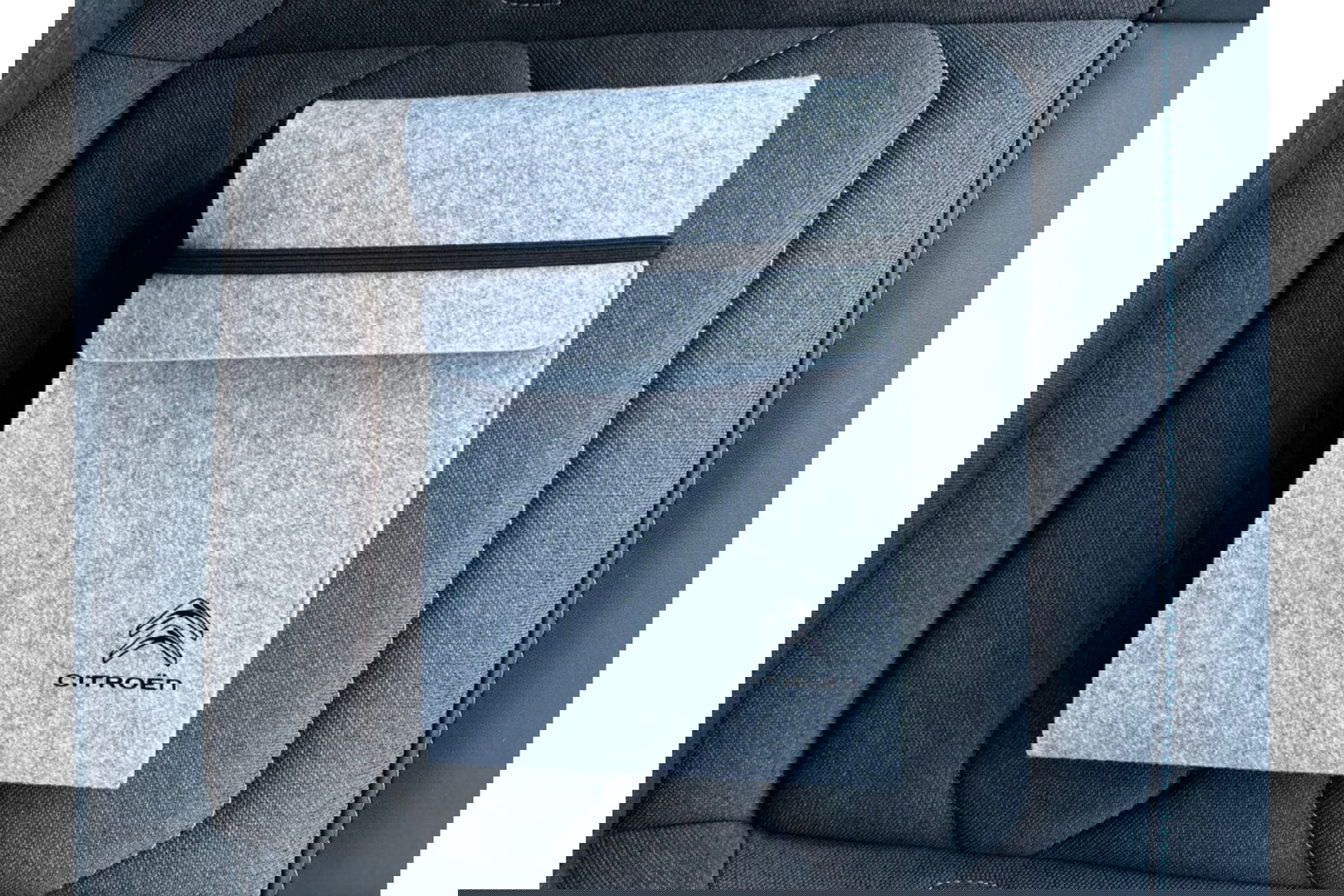 Citroën C4 1.2 PURETECH PLUS 130PK AUTOMAAT AIRCO PDC CARPLAY.