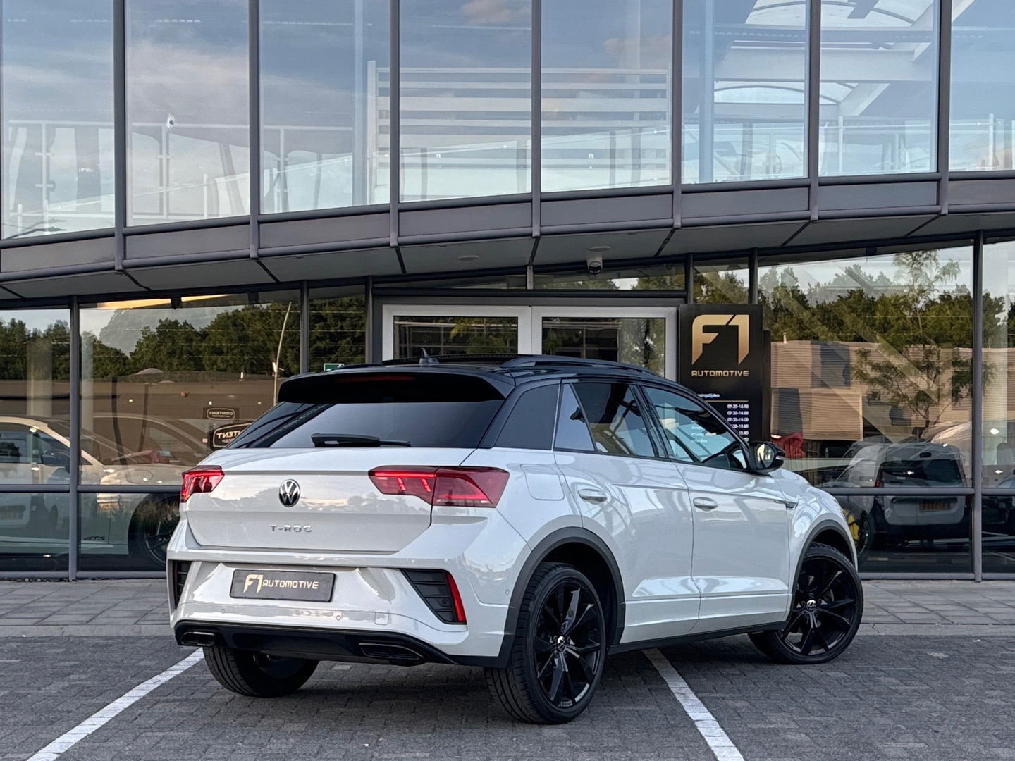 Volkswagen T-Roc 1.5 TSI R-Line Pano|Beats|Keyl|Camera|Dodeh