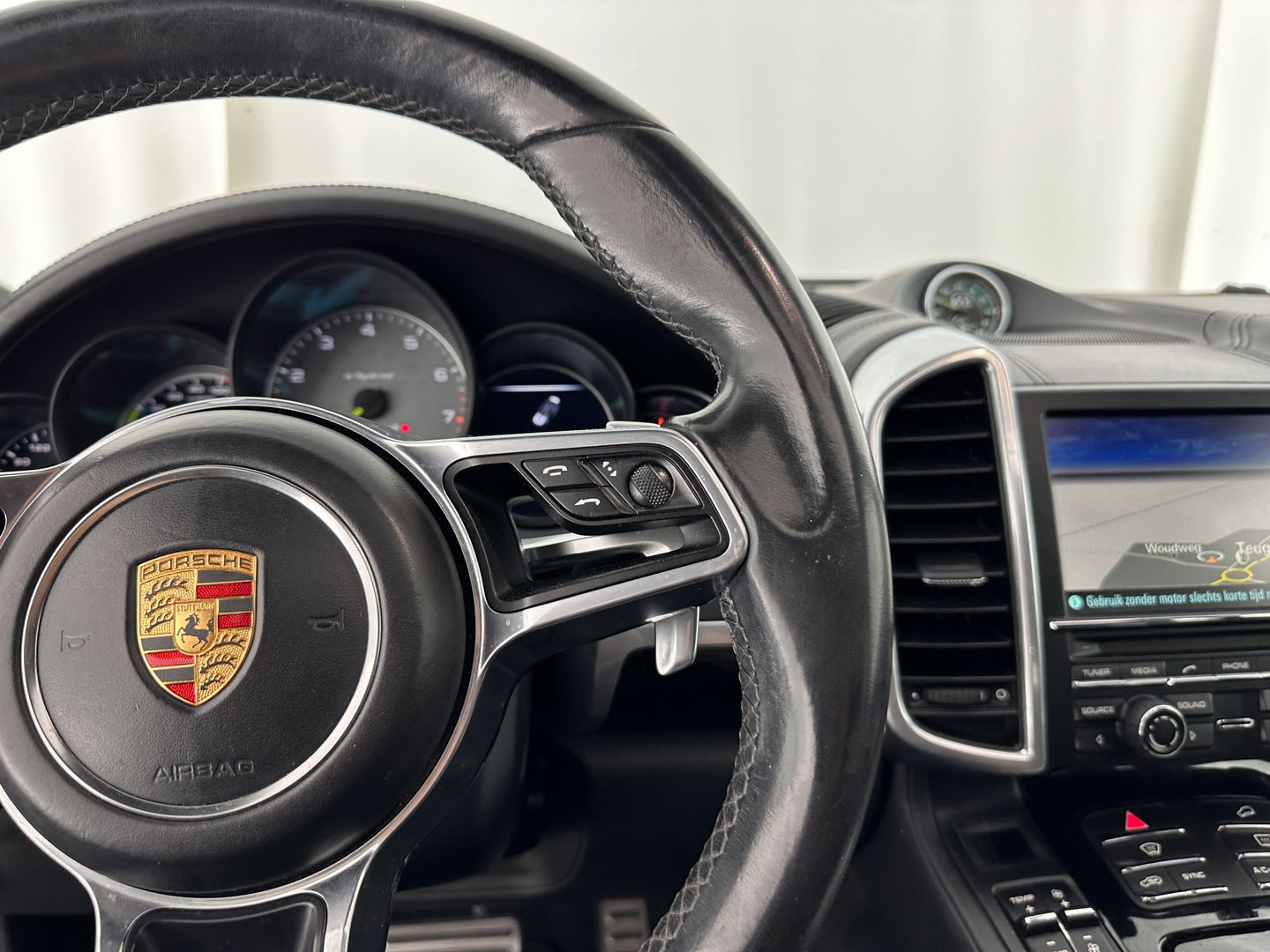 Porsche Cayenne 3.0 S E-Hybrid Aut. *PANO | LUXURY-LEATHER | BI-XENON | SPORT-CHRONO | MEMORY-PACK | BOSE-SOUND | AIR-SUSPENSION | HEATED-SPORT-SEATS | NAVI-FULLMAP | DAB+ | CAMERA | SHIFT-PADDLES | TOWBAR | 21''ALU *