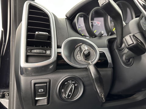 Porsche Cayenne 3.0 S E-Hybrid Aut. *PANO | LUXURY-LEATHER | BI-XENON | SPORT-CHRONO | MEMORY-PACK | BOSE-SOUND | AIR-SUSPENSION | HEATED-SPORT-SEATS | NAVI-FULLMAP | DAB+ | CAMERA | SHIFT-PADDLES | TOWBAR | 21''ALU *