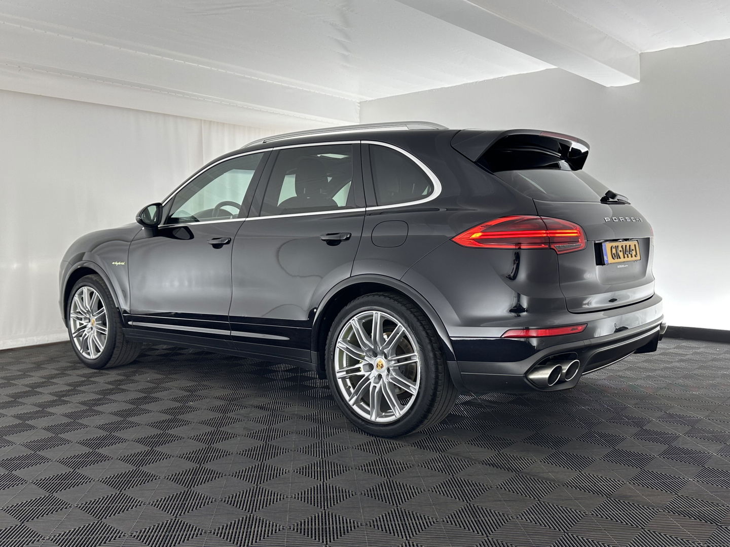 Porsche Cayenne 3.0 S E-Hybrid Aut. *PANO | LUXURY-LEATHER | BI-XENON | SPORT-CHRONO | MEMORY-PACK | BOSE-SOUND | AIR-SUSPENSION | HEATED-SPORT-SEATS | NAVI-FULLMAP | DAB+ | CAMERA | SHIFT-PADDLES | TOWBAR | 21''ALU *