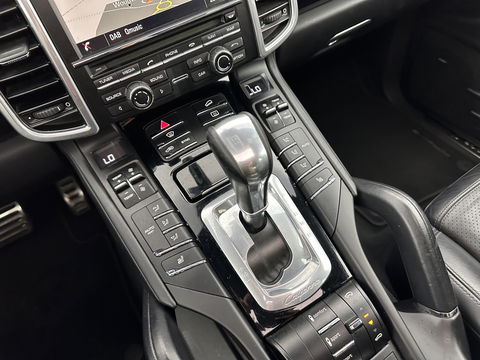 Porsche Cayenne 3.0 S E-Hybrid Aut. *PANO | LUXURY-LEATHER | BI-XENON | SPORT-CHRONO | MEMORY-PACK | BOSE-SOUND | AIR-SUSPENSION | HEATED-SPORT-SEATS | NAVI-FULLMAP | DAB+ | CAMERA | SHIFT-PADDLES | TOWBAR | 21''ALU *