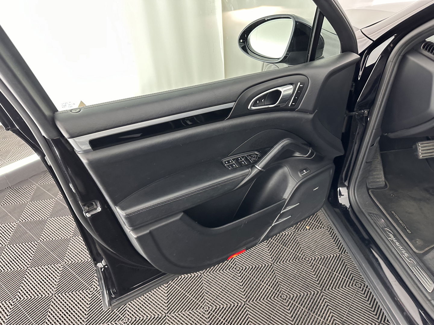Porsche Cayenne 3.0 S E-Hybrid Aut. *PANO | LUXURY-LEATHER | BI-XENON | SPORT-CHRONO | MEMORY-PACK | BOSE-SOUND | AIR-SUSPENSION | HEATED-SPORT-SEATS | NAVI-FULLMAP | DAB+ | CAMERA | SHIFT-PADDLES | TOWBAR | 21''ALU *