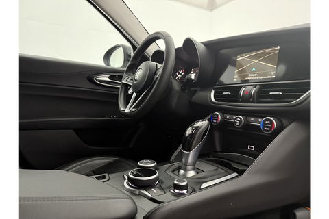 Alfa Romeo Giulia 2.2 Eco Business Super 180PK LED Camera Cruise Clima Navi Leder 19"LMV