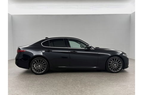 Alfa Romeo Giulia 2.2 Eco Business Super 180PK LED Camera Cruise Clima Navi Leder 19"LMV