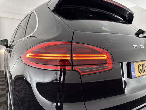 Porsche Cayenne 3.0 S E-Hybrid Aut. *PANO | LUXURY-LEATHER | BI-XENON | SPORT-CHRONO | MEMORY-PACK | BOSE-SOUND | AIR-SUSPENSION | HEATED-SPORT-SEATS | NAVI-FULLMAP | DAB+ | CAMERA | SHIFT-PADDLES | TOWBAR | 21''ALU *