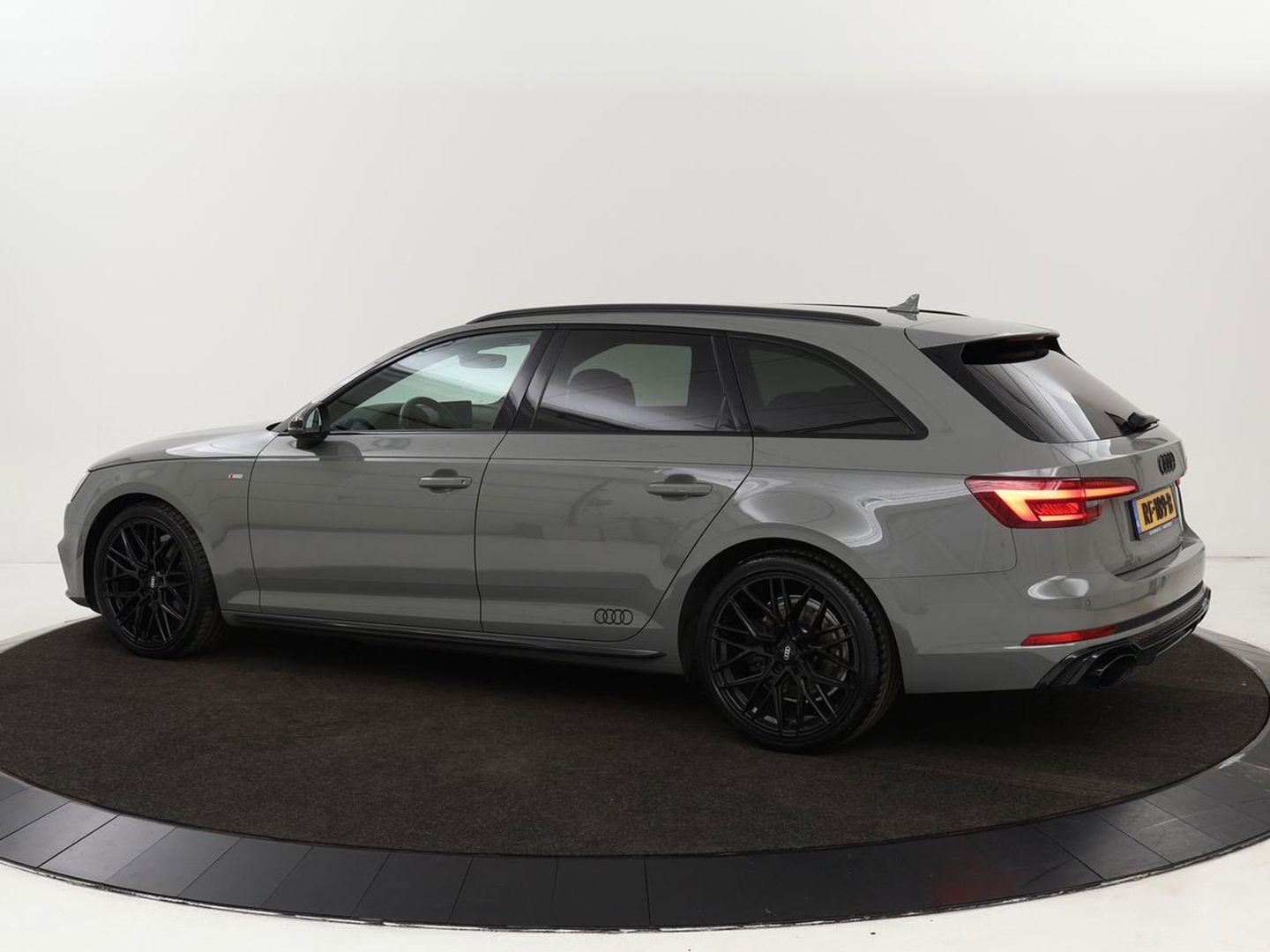 Audi A4 Avant 1.4 TFSI Sport S line black edition | Sfeerverlichting | Automaat | Navi | Cruise Control | Leder | LMV 19 |