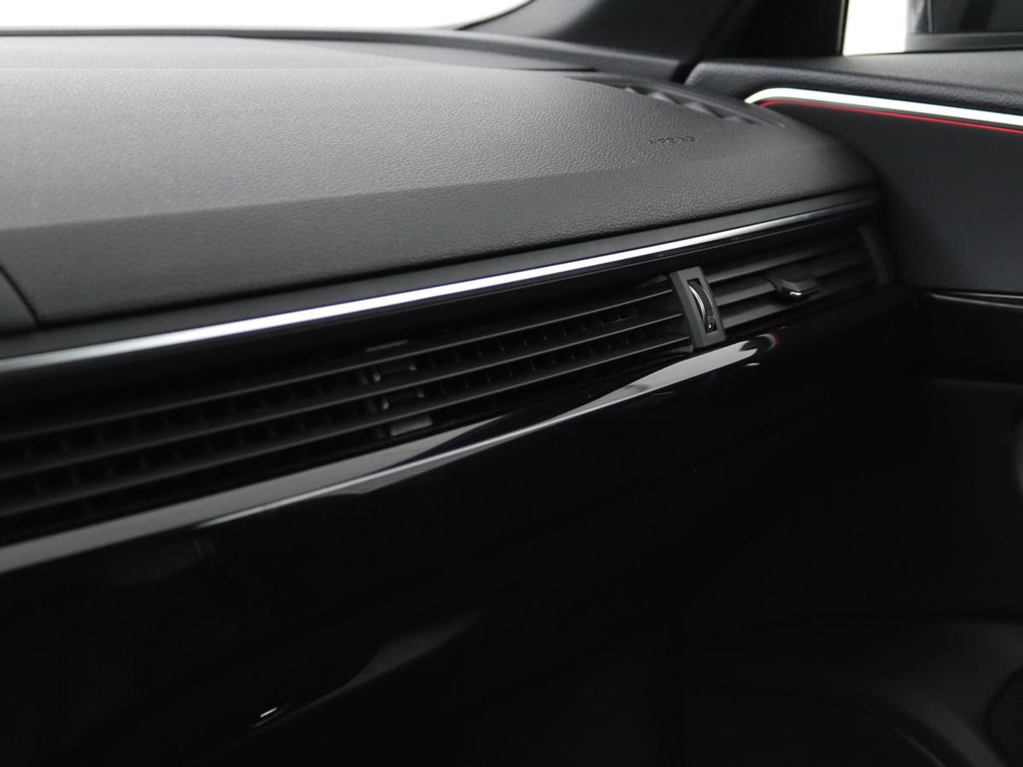 Audi A4 Avant 1.4 TFSI Sport S line black edition | Sfeerverlichting | Automaat | Navi | Cruise Control | Leder | LMV 19 |