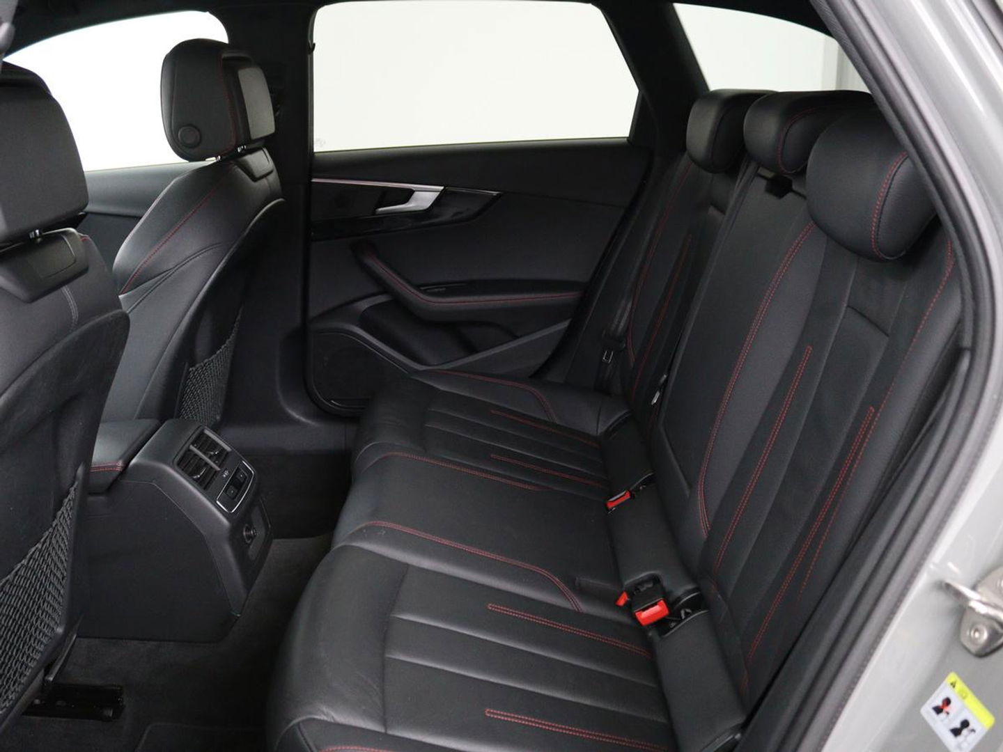 Audi A4 Avant 1.4 TFSI Sport S line black edition | Sfeerverlichting | Automaat | Navi | Cruise Control | Leder | LMV 19 |