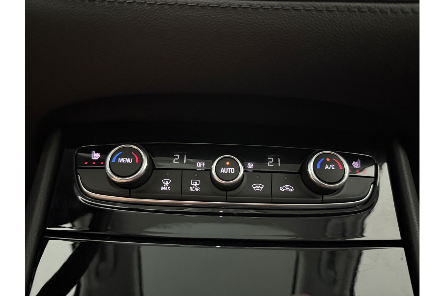 Opel Grandland X 1.2 Turbo Ultimate Pano View LED Camera Carplay Trekhaak Navi Clima Cruise 18"LMV PDC