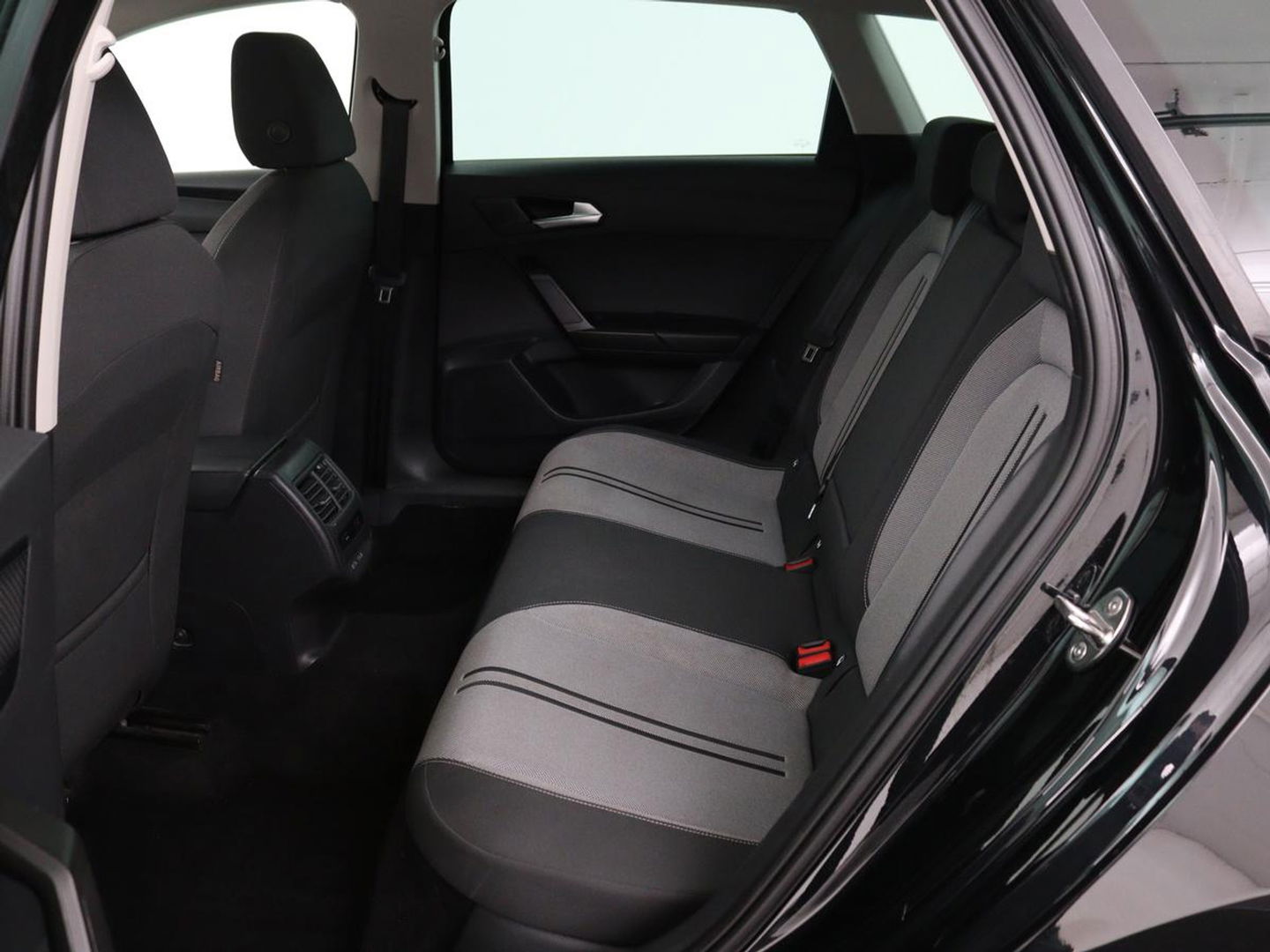 SEAT Leon 1.5 eTSI Style | Stoel & stuurverwarming | Carplay | Navigatie | Full LED | Climate control | Parkeerhulp | Cruise control