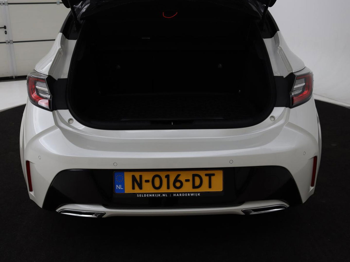 Toyota Corolla 2.0 Hybrid GR-Sport | Stoel & stuurverwarming | Camera | Adaptive cruise | Sportstoelen | Park Assist | Half leder | Full LED | Keyless