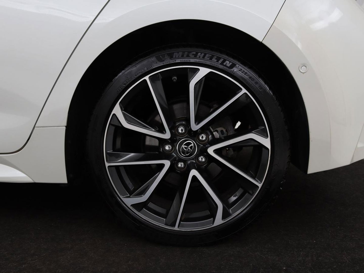 Toyota Corolla 2.0 Hybrid GR-Sport | Stoel & stuurverwarming | Camera | Adaptive cruise | Sportstoelen | Park Assist | Half leder | Full LED | Keyless
