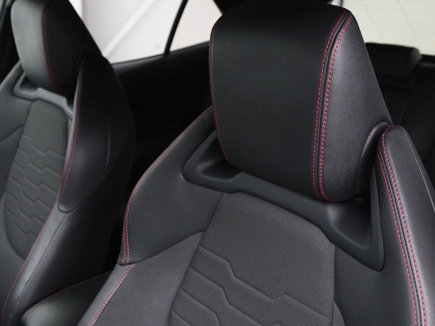 Toyota Corolla 2.0 Hybrid GR-Sport | Stoel & stuurverwarming | Camera | Adaptive cruise | Sportstoelen | Park Assist | Half leder | Full LED | Keyless
